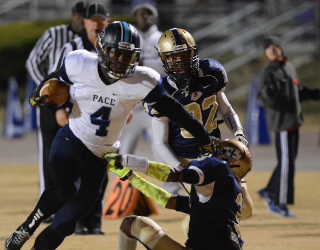 Sophomore Deon Jackson powers through Jefferson County Warriors for game-winning touchdown. Photo: Fred Assaf